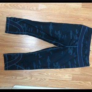 Army blue cropped lululemon leggings.